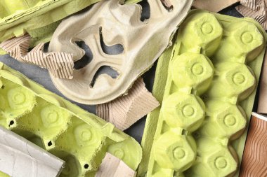 Gri arka plan, üstten görünüm üzerinde karton çöp yığını. Geri dönüşüm sorunu