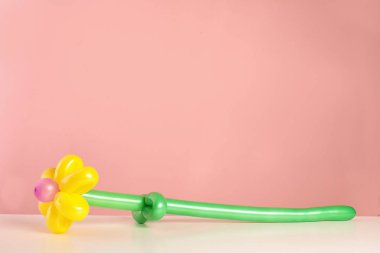 Çiçek şekil renk arka plan karşı masada balon modelleme yapılmış. Metin için yer