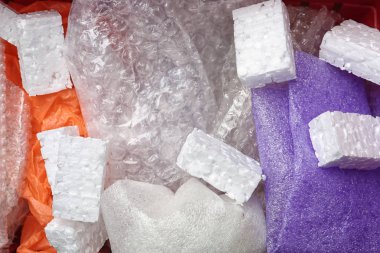Arka plan, üstten görünüm olarak plastik çöp yığını. Geri dönüşüm sorunu