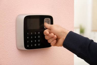 Alarm sistemi evde, closeup üzerinde tarama parmak izi dostum