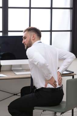 İşyerinde sırt ağrısı muzdarip işadamı