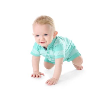 Beyaz arka plan üzerinde sürünerek şirin bebek