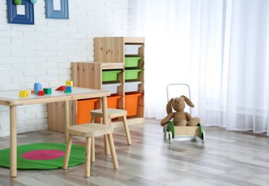Modern çocuk odası iç masa ve sandalyeleri