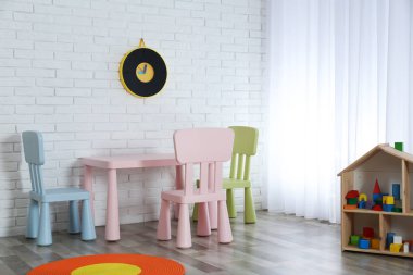 Modern çocuk odası iç masa ve sandalyeler ile