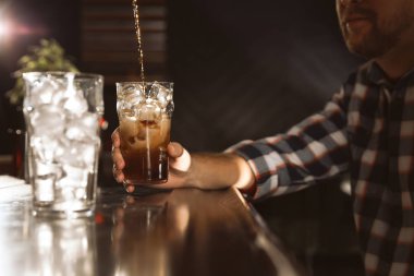 Sayaç, closeup bar, Kola ferahlatıcı cam olan adam. İçecek dökülen