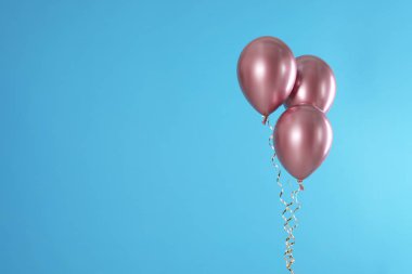 Parlak balonlar renk arka plan üzerinde. Metin için yer
