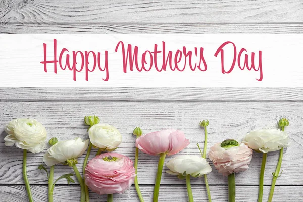 Hermosas Flores Ranúnculo Texto Feliz Día Madre Sobre Fondo Madera — Foto de Stock