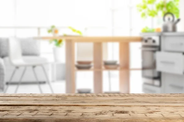 现代厨房里空着浅色木桌 用于设计的模型 — 图库照片