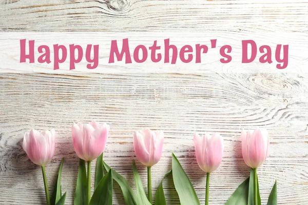 Schöne Tulpen Und Text Glücklicher Muttertag Auf Holzgrund Draufsicht — Stockfoto