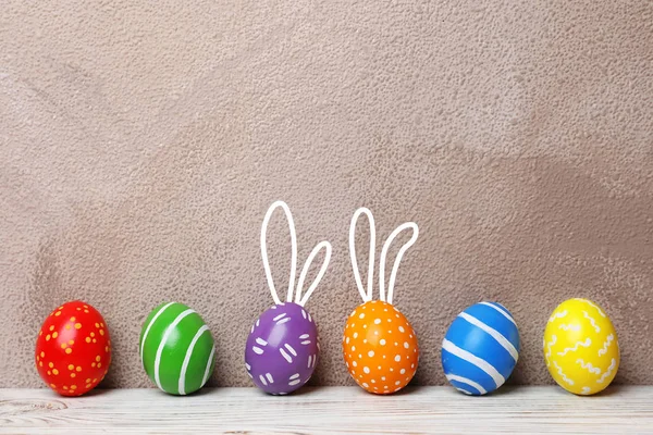 Zdobené Velikonoční Vajíčka Roztomilý Zajíček Uši Stole Barvu Pozadí Prostor — Stock fotografie