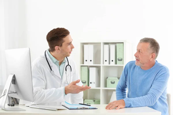 Doctor Working Mature Patient Hospital — Stock Photo, Image