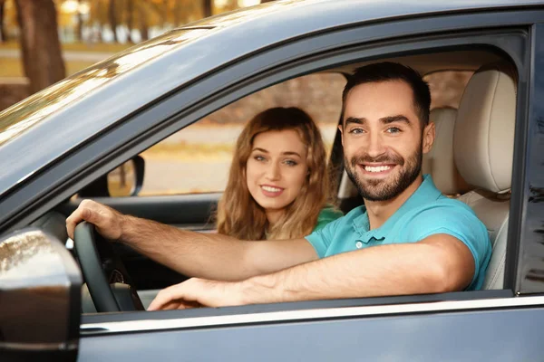 Ung Man Sitter Bilen Med Passagerare Körning Licens Test — Stockfoto