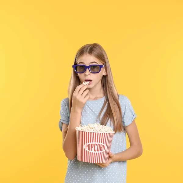 Emotionele Tienermeisje Met Bril Popcorn Tijdens Bioscoop Toon Kleur Achtergrond — Stockfoto