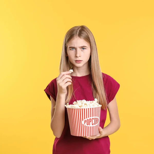 Emotionele Tienermeisje Met Popcorn Tijdens Bioscoop Toon Kleur Achtergrond — Stockfoto