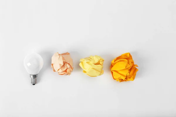 Композиція Лампочкою Зім Ятими Паперовими Кульками Білому Тлі Вид Зверху — стокове фото