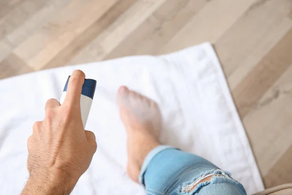 Giovanotto Che Usa Deodorante Piedi Casa Primo Piano — Foto Stock