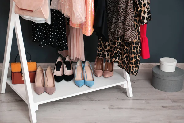 Kleiderständer Mit Damenkleidung Und Schuhen Der Garderobe — Stockfoto