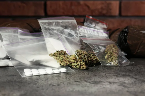 麻と灰色のテーブル上のパッケージの他の薬剤 — ストック写真