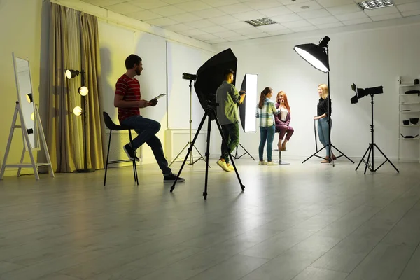 Studio Fotografico Con Attrezzature Professionali Team Lavoratori — Foto Stock