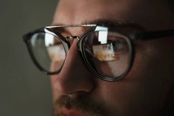 Homem Jovem Usando Óculos Fundo Cor Close Serviço Oftalmologia — Fotografia de Stock