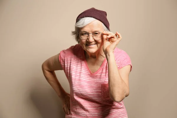 Retrato Mujer Anciana Traje Hipster Sobre Fondo Color — Foto de Stock