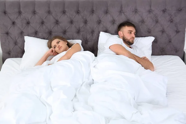 心烦意乱的年轻夫妇与卧室的关系问题 — 图库照片