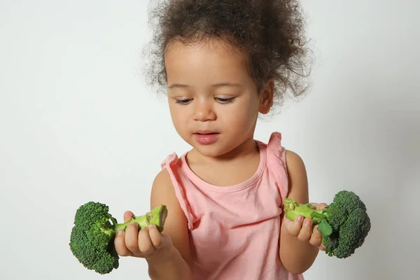 Menina Afro Americana Bonito Comer Brócolis Fundo Branco Espaço Para — Fotografia de Stock