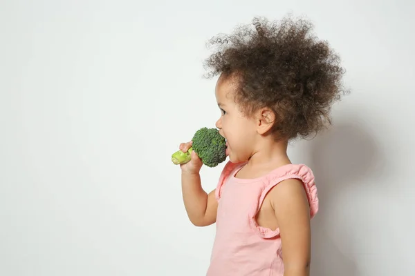Söt Afrikansk Amerikansk Flicka Äter Broccoli Vit Bakgrund Utrymme För — Stockfoto