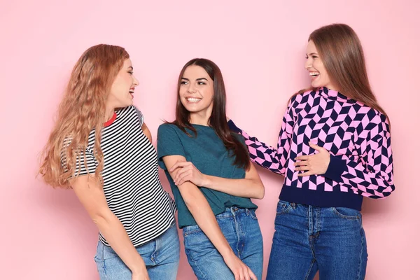Genç Kadınlar Renk Arka Plan Üzerinde Zaferini Kutluyor — Stok fotoğraf