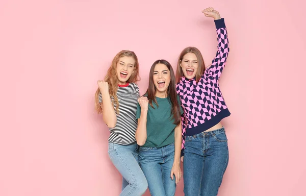 Mujeres Jóvenes Celebrando Victoria Sobre Fondo Color — Foto de Stock