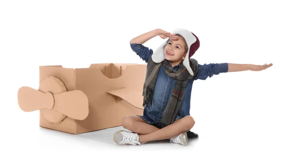 Schattig Klein Meisje Speelt Met Kartonnen Vliegtuig Witte Achtergrond — Stockfoto