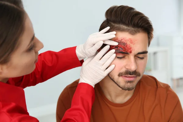 Nurse Examining Young Man Head Injury Clinic First Aid — Stock Photo, Image