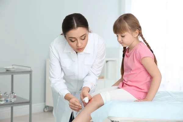 Kobieta Lekarz Badając Mała Dziewczynka Rannych Nogę Klinice Pierwszej Pomocy — Zdjęcie stockowe