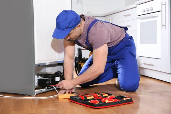 Manliga Tekniker Uniform Reparera Kylskåp Inomhus — Stockfoto