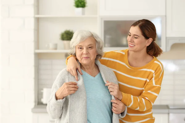 Mujer Anciana Con Cuidadora Cocina —  Fotos de Stock