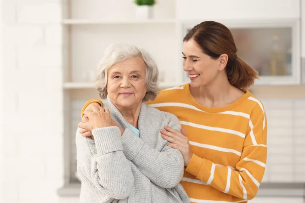 Elderly Woman Female Caregiver Kitchen — Stock Photo, Image