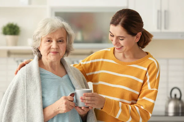 Mujer Anciana Con Cuidadora Cocina —  Fotos de Stock