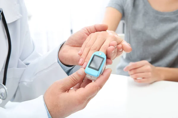 Dokter Controle Jonge Vrouw Puls Aan Medische Apparatuur Aan Tafel — Stockfoto