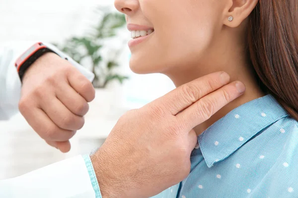 Medico Che Controlla Polso Della Giovane Donna Con Dita Ospedale — Foto Stock