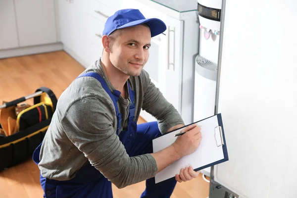 Чоловічий Технік Буфера Обстеження Зламаного Холодильника Кухні — стокове фото