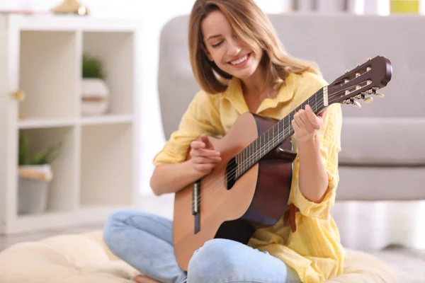 Evde Akustik Gitar Çalan Genç Bir Kadın — Stok fotoğraf