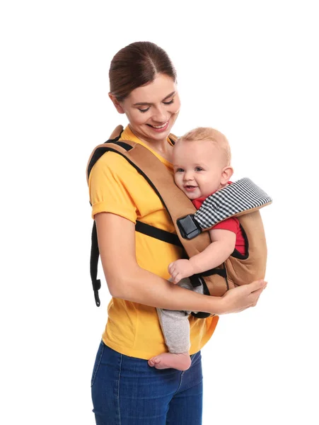 Vrouw Met Haar Zoon Draagzak Witte Achtergrond — Stockfoto