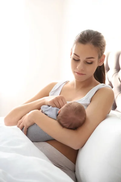 Jonge Vrouw Borstvoeding Haar Baby Kinderkamer Ruimte Voor Tekst — Stockfoto