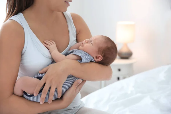 Junge Frau Stillt Ihr Baby Kinderzimmer Raum Für Text — Stockfoto