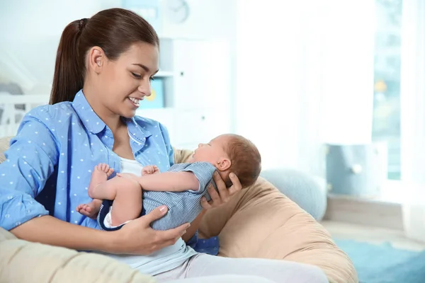 Jeune Femme Allaitant Son Bébé Crèche Espace Pour Texte — Photo