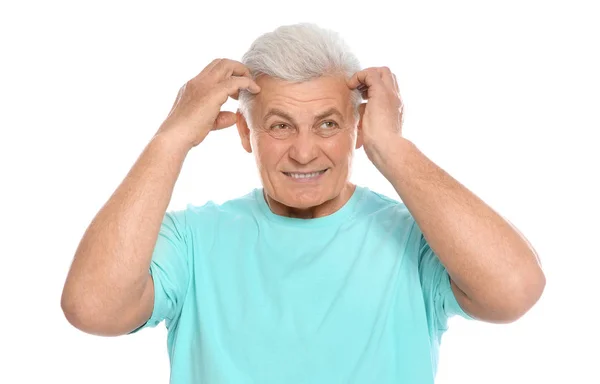 Älterer Mann Kratzt Mit Dem Kopf Auf Weißem Hintergrund Nerviger — Stockfoto