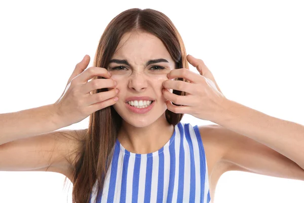 Jovem Mulher Coçando Rosto Fundo Branco Comichão Irritante — Fotografia de Stock