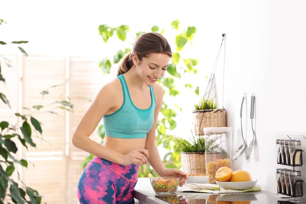 Mujer Joven Ropa Fitness Desayunando Sano Casa —  Fotos de Stock