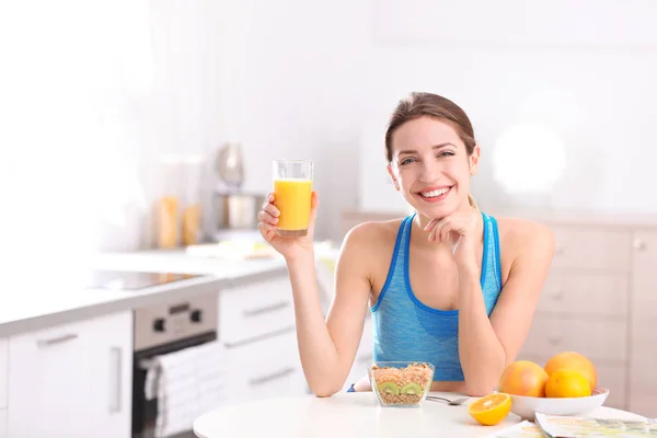 Mujer Joven Ropa Fitness Desayunando Sano Casa — Foto de Stock