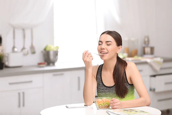 Mujer Joven Ropa Fitness Desayunando Sano Casa Espacio Para Texto — Foto de Stock